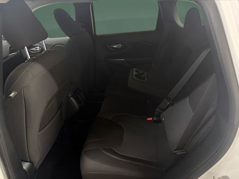 Used 2019 Jeep Cherokee Latitude w/ Cold Weather Group AWD/4WD image 13