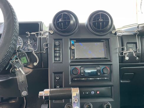 Used 2005 HUMMER H2 SUT w/ Preferred Equipment Group AWD/4WD image 16