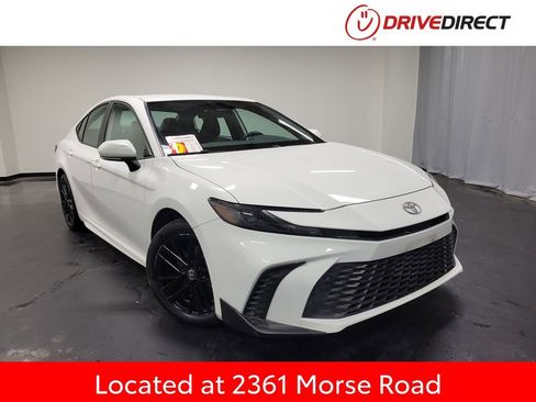 Used 2025 Toyota Camry SE image 1