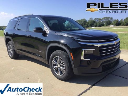 Used 2026 Chevrolet Traverse LT AWD/4WD image 1