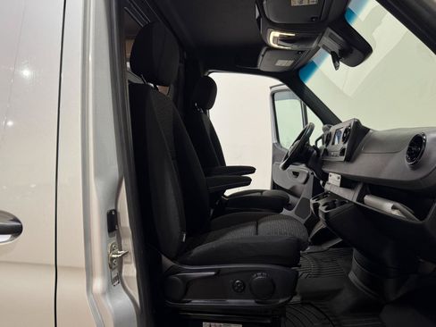 Used 2021 Mercedes-Benz Sprinter 2500 image 14