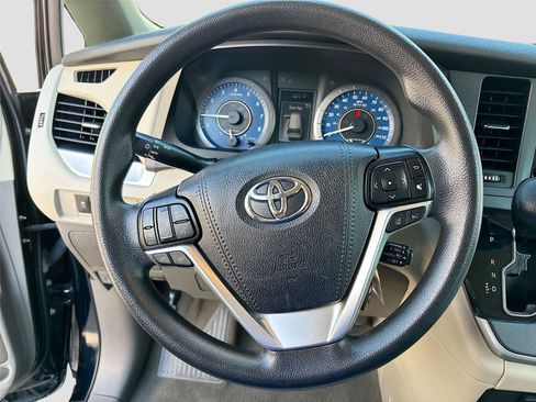 Used 2020 Toyota Sienna LE FWD image 11