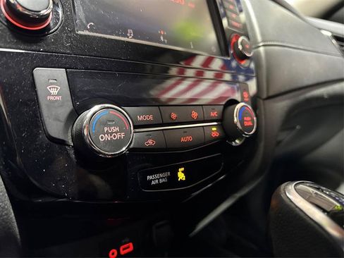 Used 2019 Nissan Rogue SV image 30