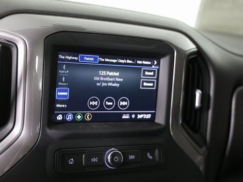 Used 2022 Chevrolet Silverado 2500 Custom w/ Custom Value Package image 17