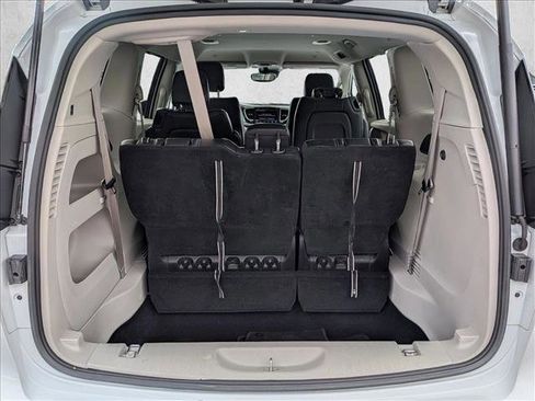 Used 2022 Chrysler Pacifica Touring-L image 6