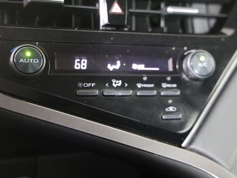 Used 2021 Toyota Camry SE image 9