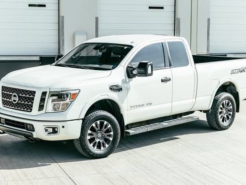 Used 2018 Nissan Titan PRO-4X w/ Pro-4x Convenience Package AWD/4WD image 33