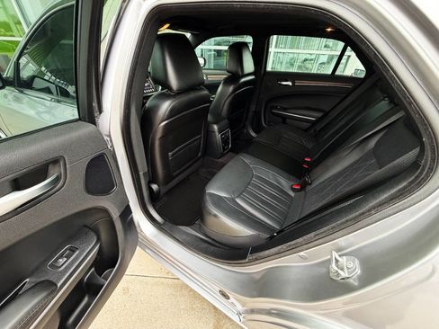 Used 2017 Chrysler 300 C Platinum image 12