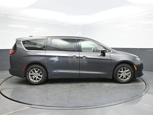 Used 2023 Chrysler Voyager LX image 8