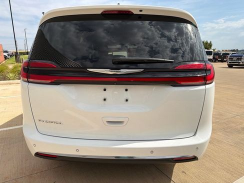 Used 2023 Chrysler Pacifica Touring FWD image 4