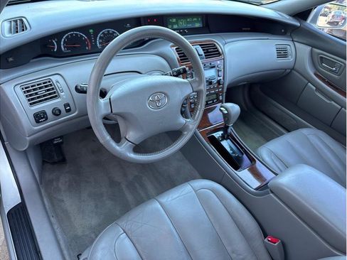 Used 2002 Toyota Avalon XLS image 2
