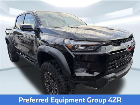 Used 2025 Chevrolet Colorado ZR2 w/ Technology Package AWD/4WD image 4