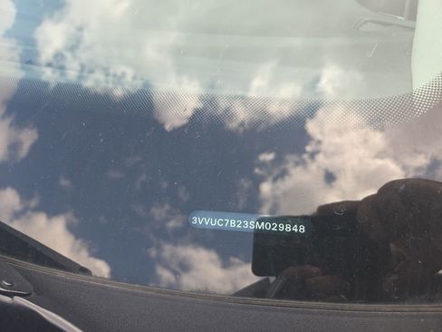 Used 2025 Volkswagen Taos SE AWD/4WD image 5