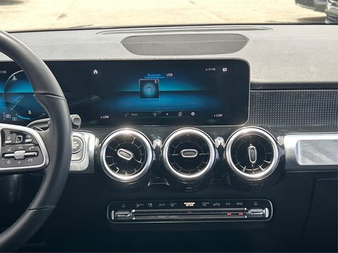 Used 2021 Mercedes-Benz GLB 250 4MATIC w/ Premium Package image 18