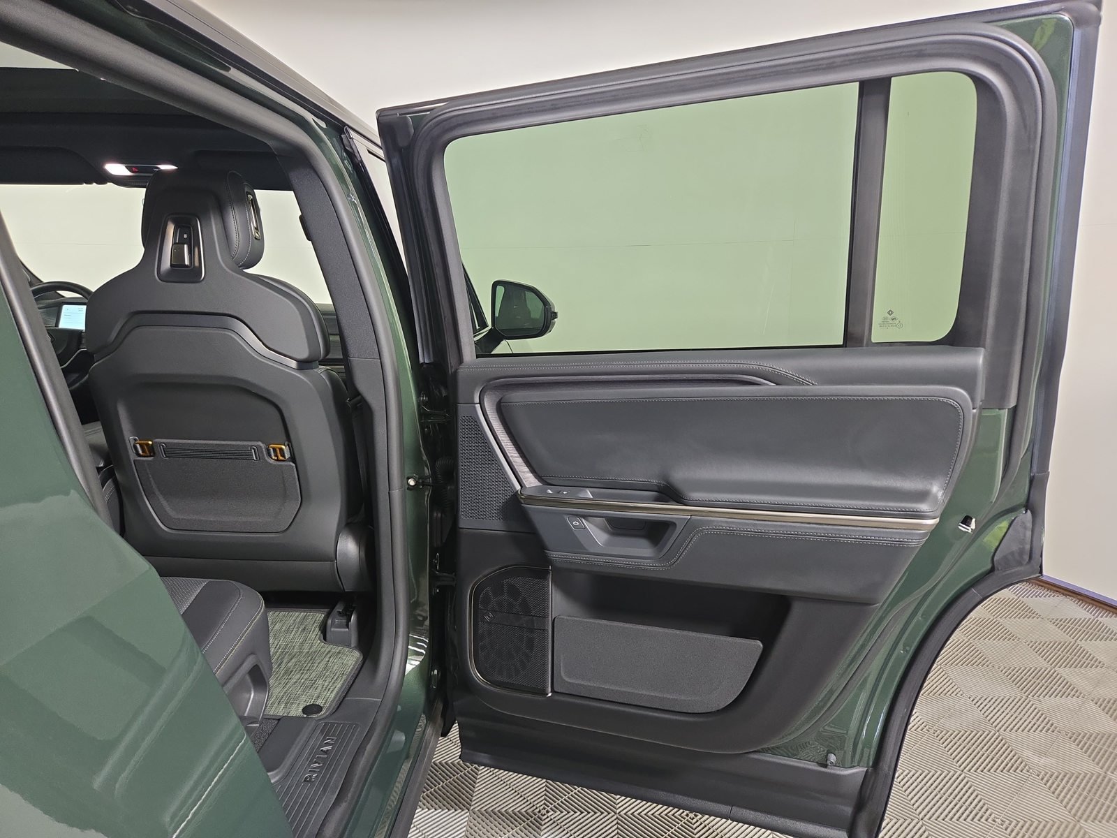 Used 2025 Rivian R1S Adventure Dual AWD/4WD image 19