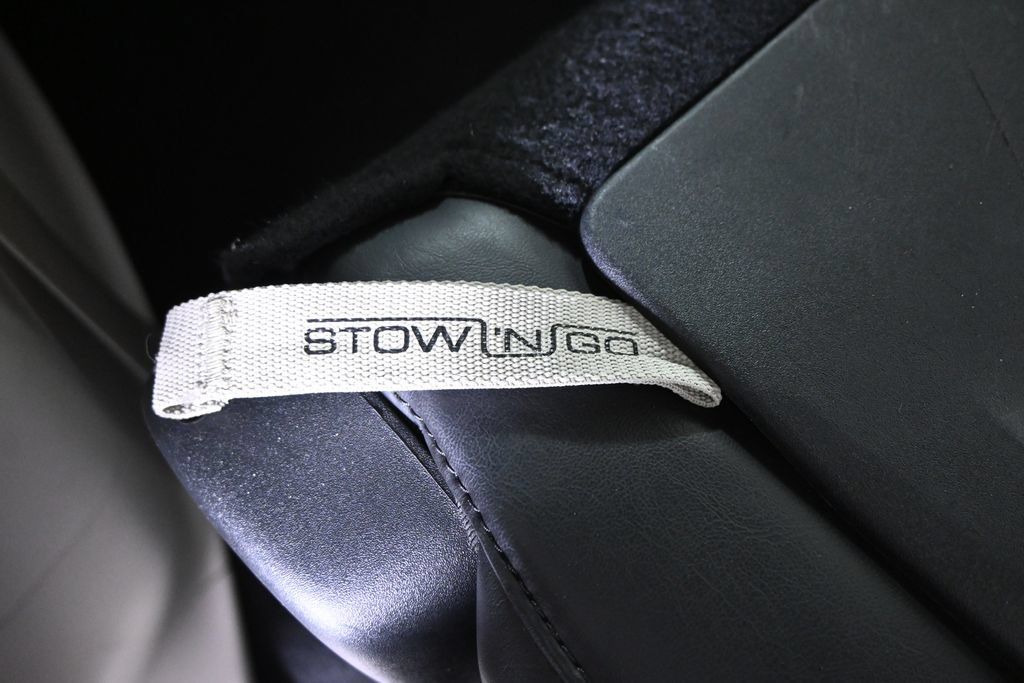 Used 2023 Chrysler Pacifica Touring-L FWD image 11