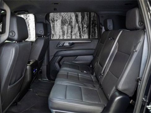 Used 2025 Chevrolet Suburban Z71 image 8