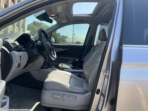 Used 2021 Honda Pilot Touring image 8