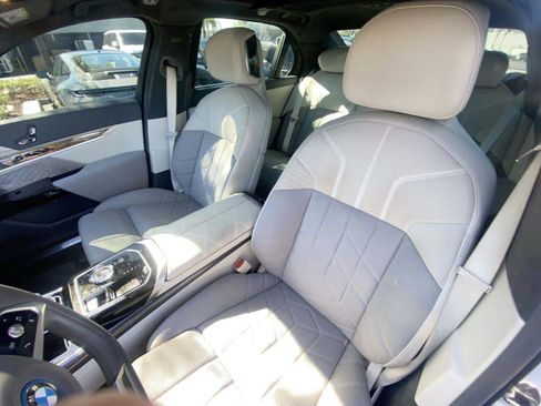Used 2023 BMW i7 xDrive60 AWD/4WD image 9