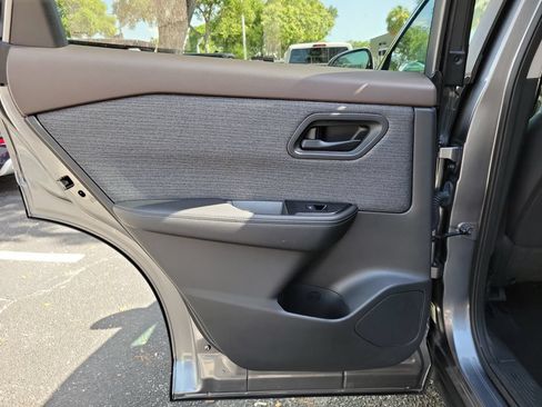 Used 2021 Nissan Rogue S FWD image 11