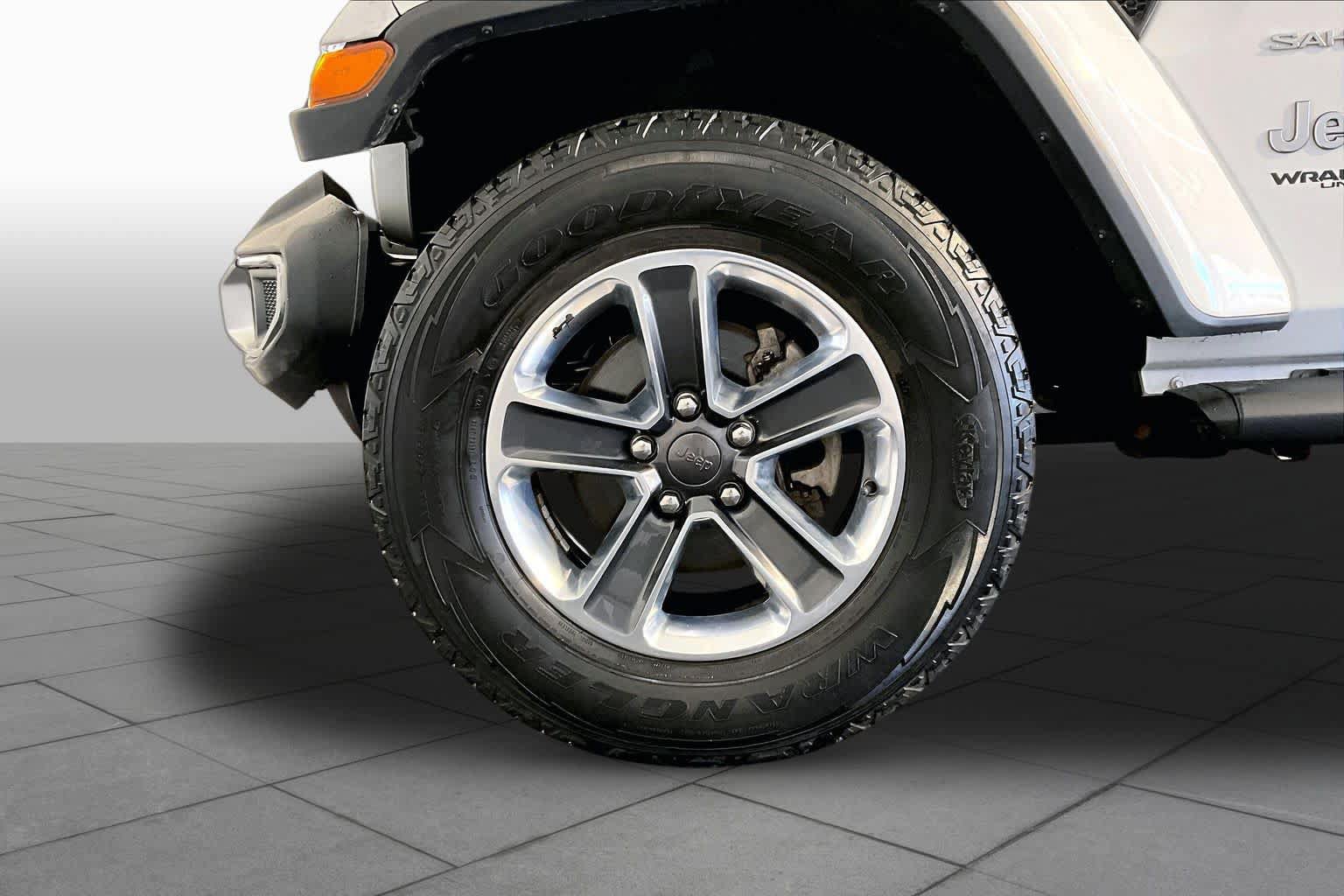 Used 2018 Jeep Wrangler Unlimited Sahara w/ Dual Top Group AWD/4WD image 11