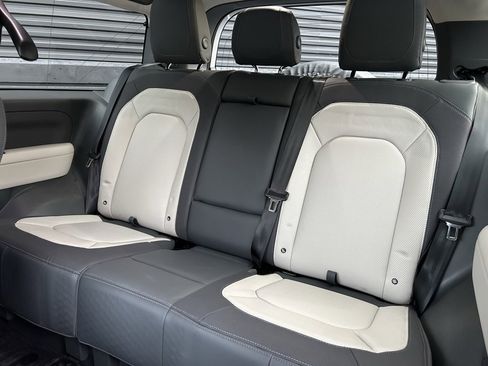 Used 2024 Land Rover Defender 90 X-Dynamic SE image 21