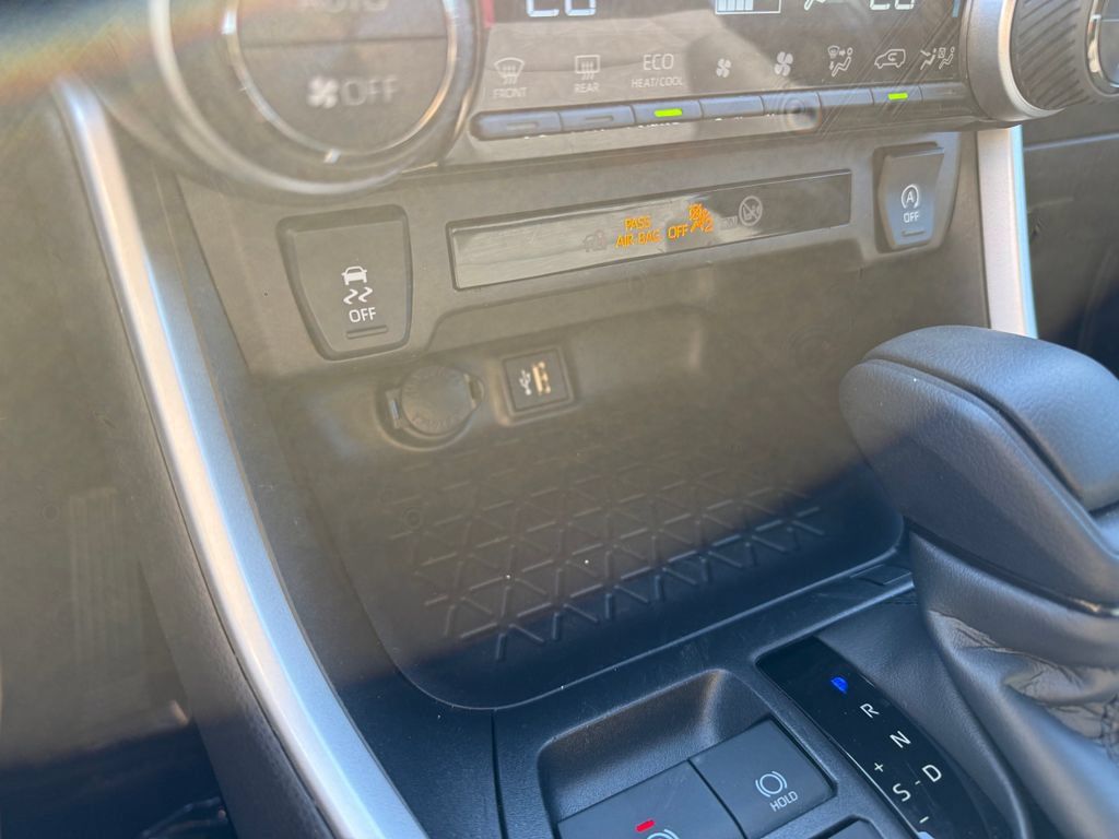 Used 2025 Toyota RAV4 XLE FWD image 24