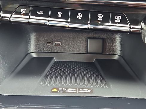 Used 2024 Chevrolet Traverse LT image 20