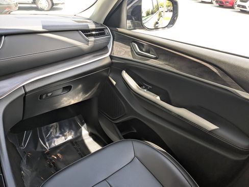 Used 2023 Jeep Grand Cherokee Limited image 17