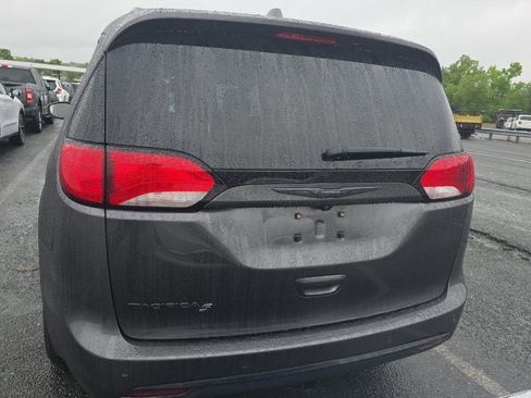 Used 2019 Chrysler Pacifica Touring-L w/ S Appearance Package FWD image 4