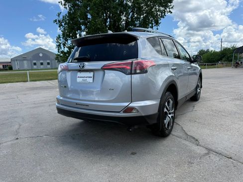Used 2018 Toyota RAV4 LE FWD image 6