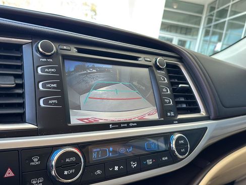 Used 2018 Toyota Highlander XLE image 23