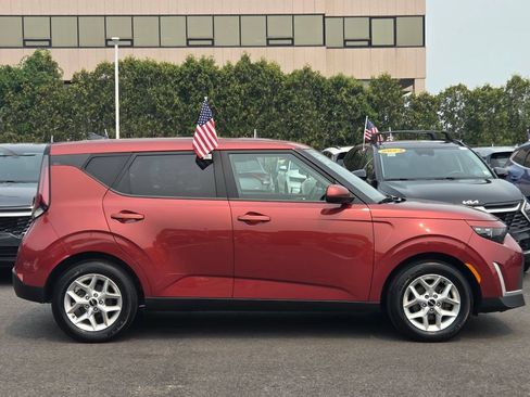 Used 2023 Kia Soul LX w/ LX Technology Package FWD image 3