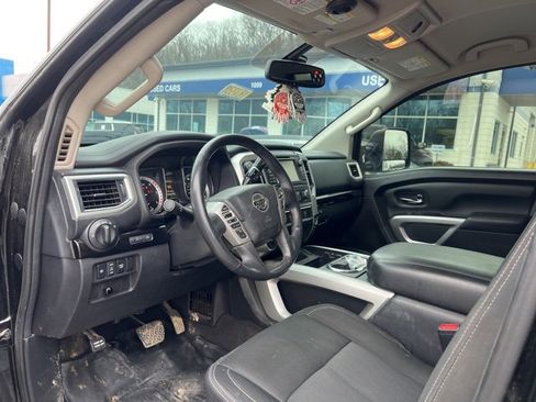 Used 2017 Nissan Titan SV image 6