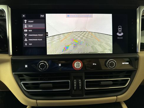 Certified 2025 Porsche Macan image 20