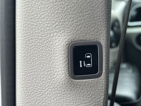 Used 2024 Chrysler Pacifica Touring-L FWD image 37