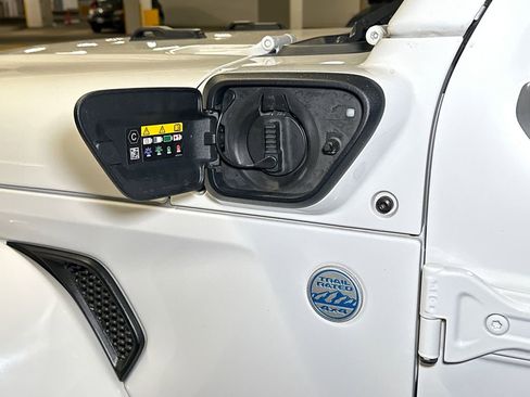 Used 2023 Jeep Wrangler Unlimited Sahara w/ Cold Weather Group image 16