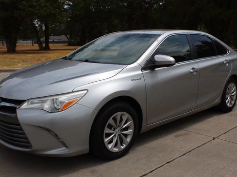 Used 2017 Toyota Camry LE FWD image 1