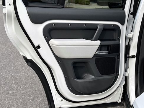 Used 2025 Land Rover Defender 110 X-Dynamic SE image 12