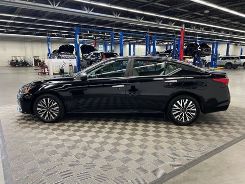 Used 2025 Nissan Altima 2.5 SV FWD image 8