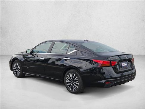 Used 2024 Nissan Altima 2.5 SV FWD image 8