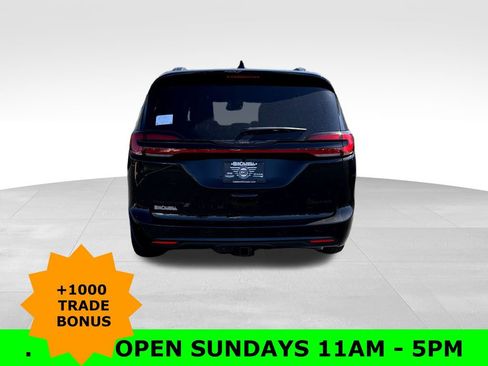 New 2026 Chrysler Pacifica Limited w/ Uconnect Theater Family Group image 6