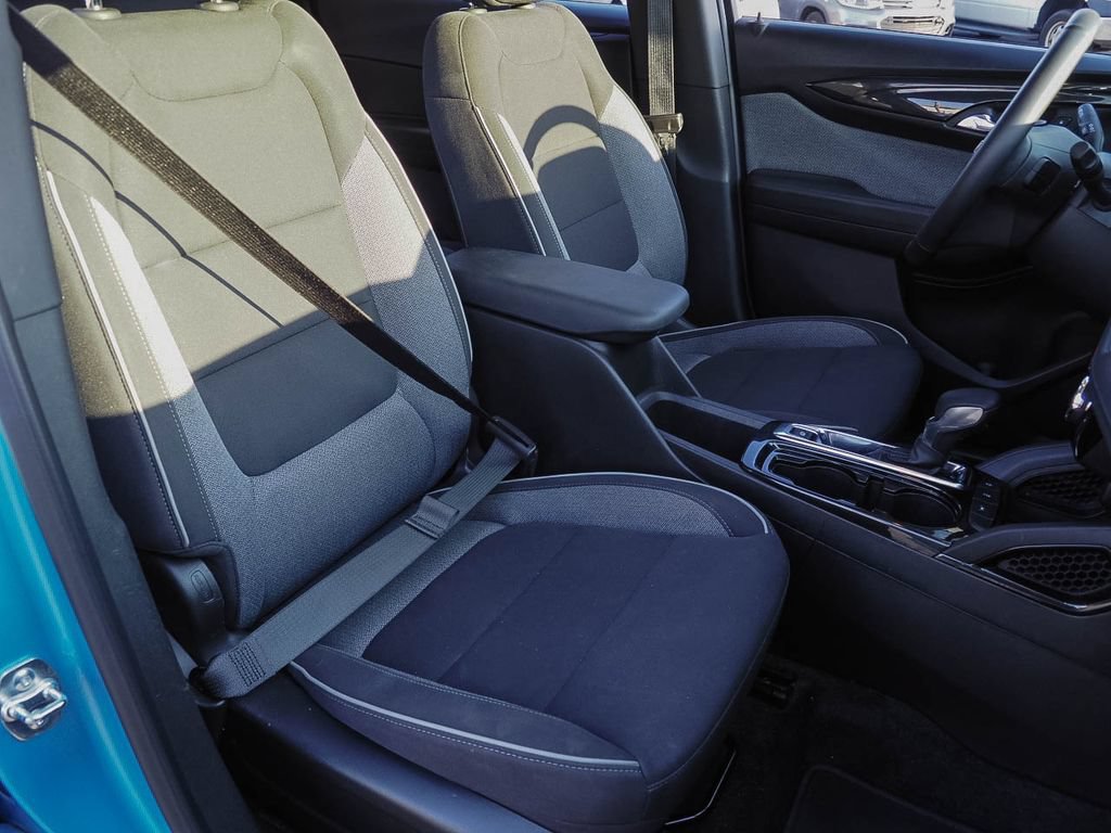 Used 2025 Chevrolet TrailBlazer LT w/ LT Cold Weather Package FWD image 17