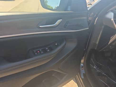 Used 2023 Jeep Grand Cherokee L Limited AWD/4WD image 19