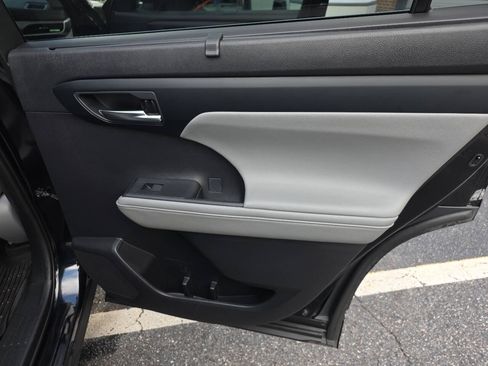 Used 2021 Toyota Highlander XLE FWD image 22