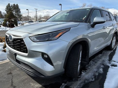 Used 2023 Toyota Highlander LE image 4