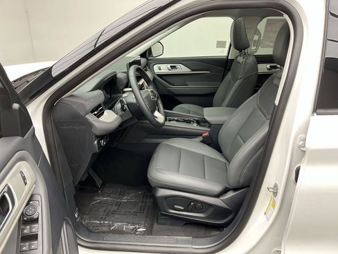 Used 2026 Ford Explorer Active w/ Active Comfort Package AWD/4WD image 3