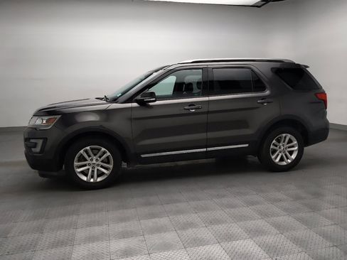 Used 2017 Ford Explorer XLT image 2