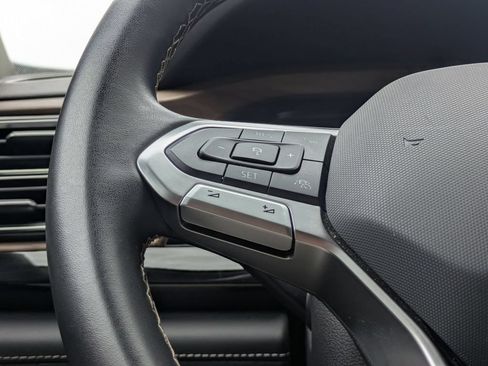 Used 2025 Volkswagen Atlas SE AWD/4WD image 21