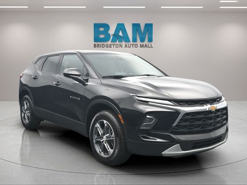 Used 2025 Chevrolet Blazer LT FWD image 1